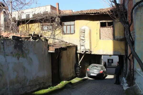 Türkiye’nin en ilginç sokağı: 230 yıllık binanın altından geçiyor!